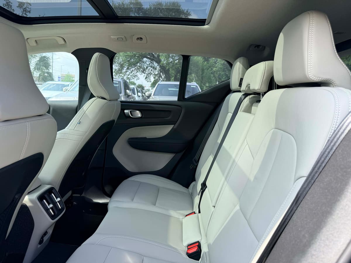 2026 Volvo XC40 - Image 11