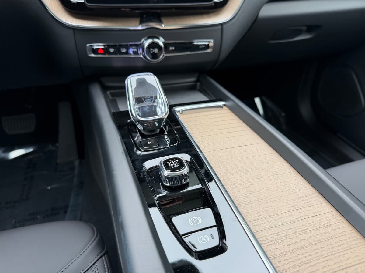 2026 Volvo XC60 plug-in hybrid - Image 12