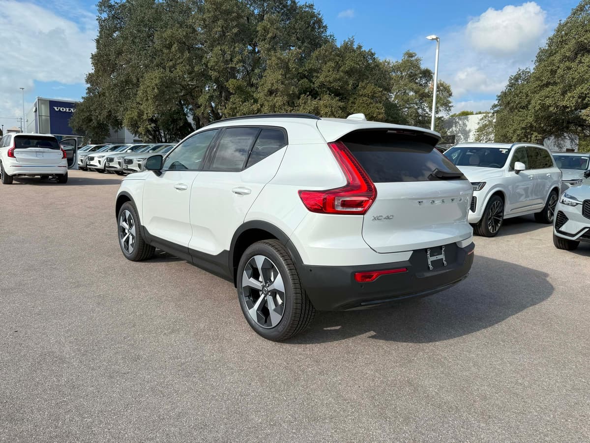2026 Volvo XC40 - Image 4