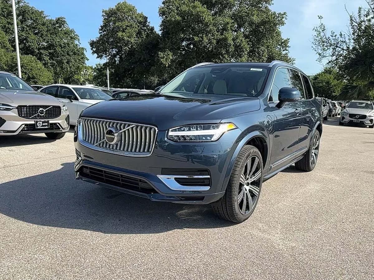 2025 Volvo XC90 plug-in hybrid - Image 2