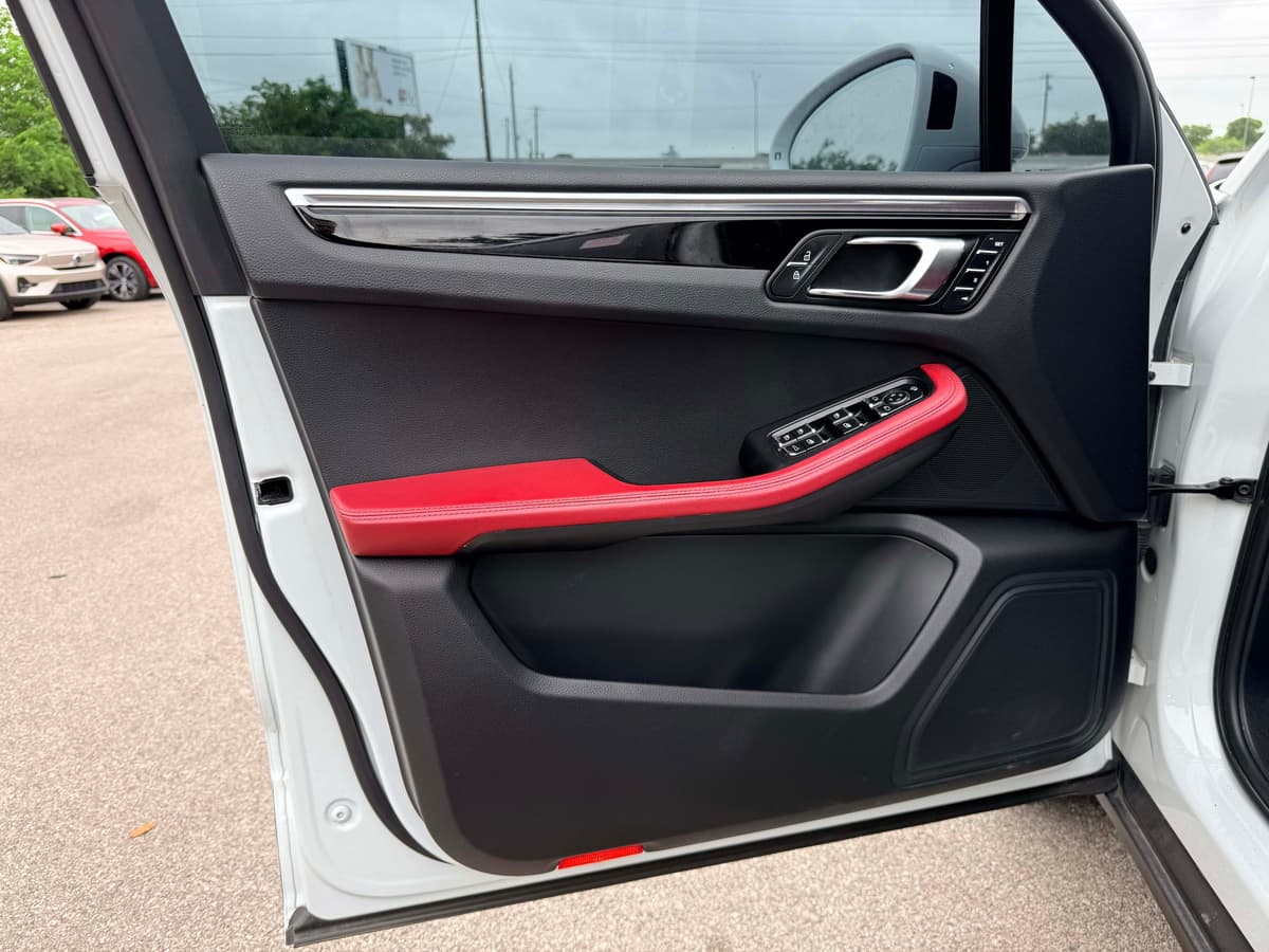 2023 Porsche Macan - Image 8