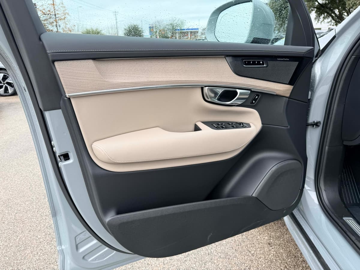 2026 Volvo XC90 plug-in hybrid - Image 10