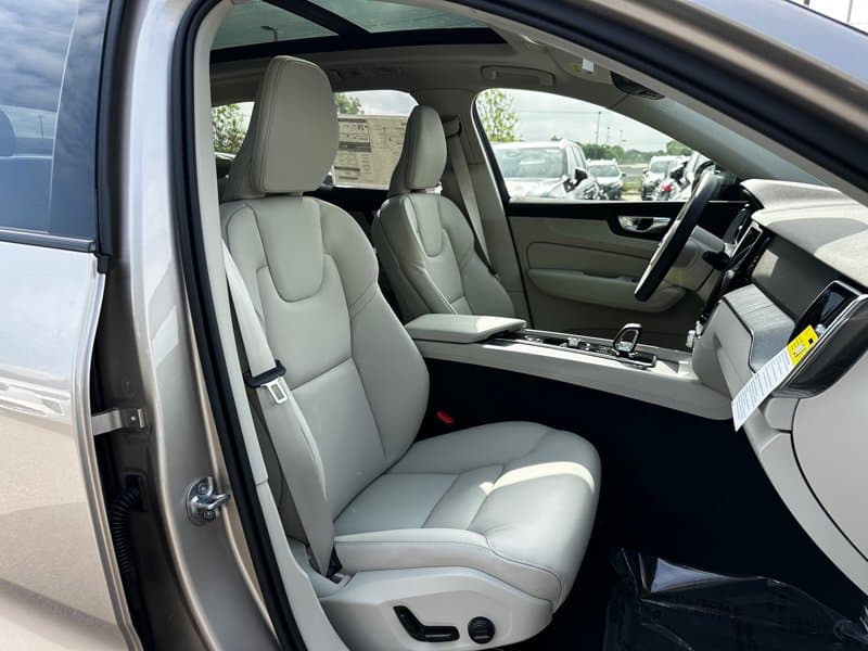 2025 Volvo XC60 - Image 8