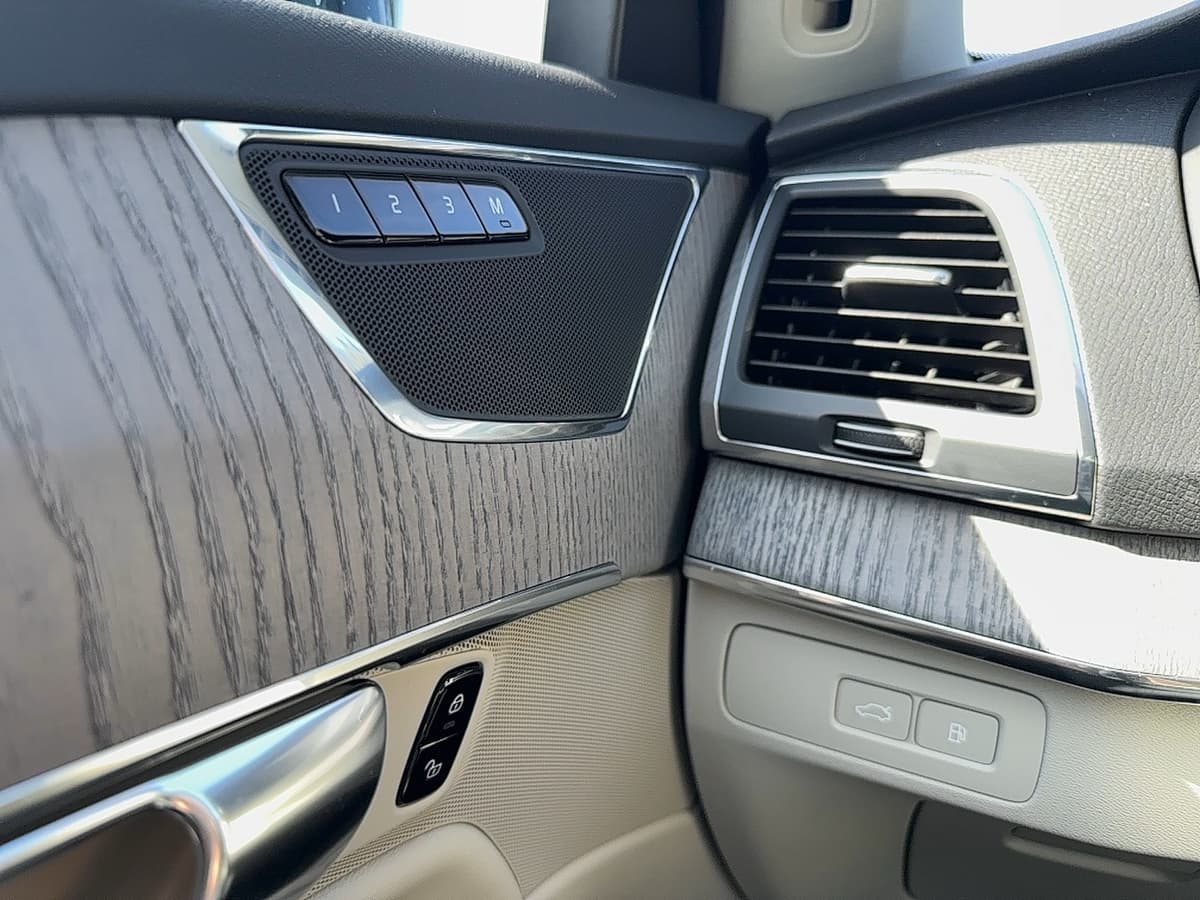 2025 Volvo XC90 plug-in hybrid - Image 20