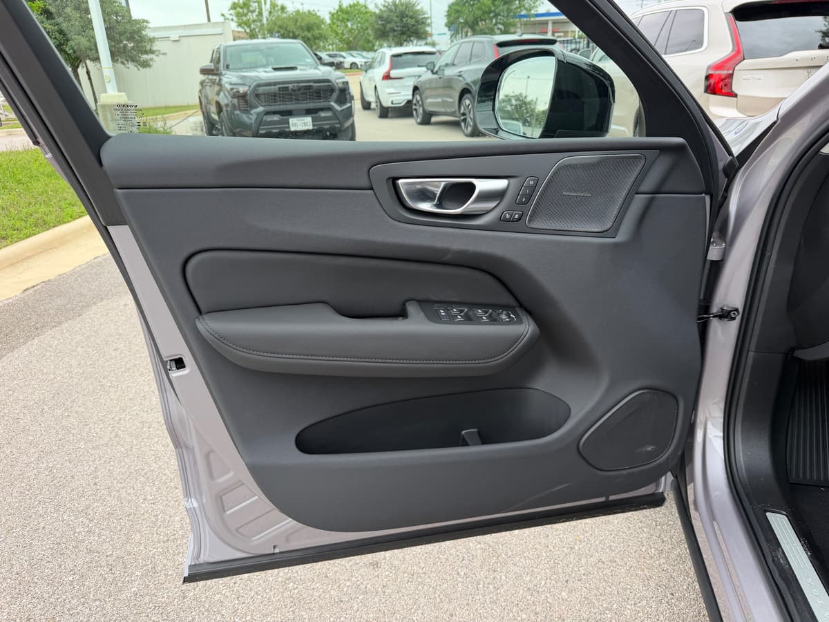 2026 Volvo XC60 - Image 17