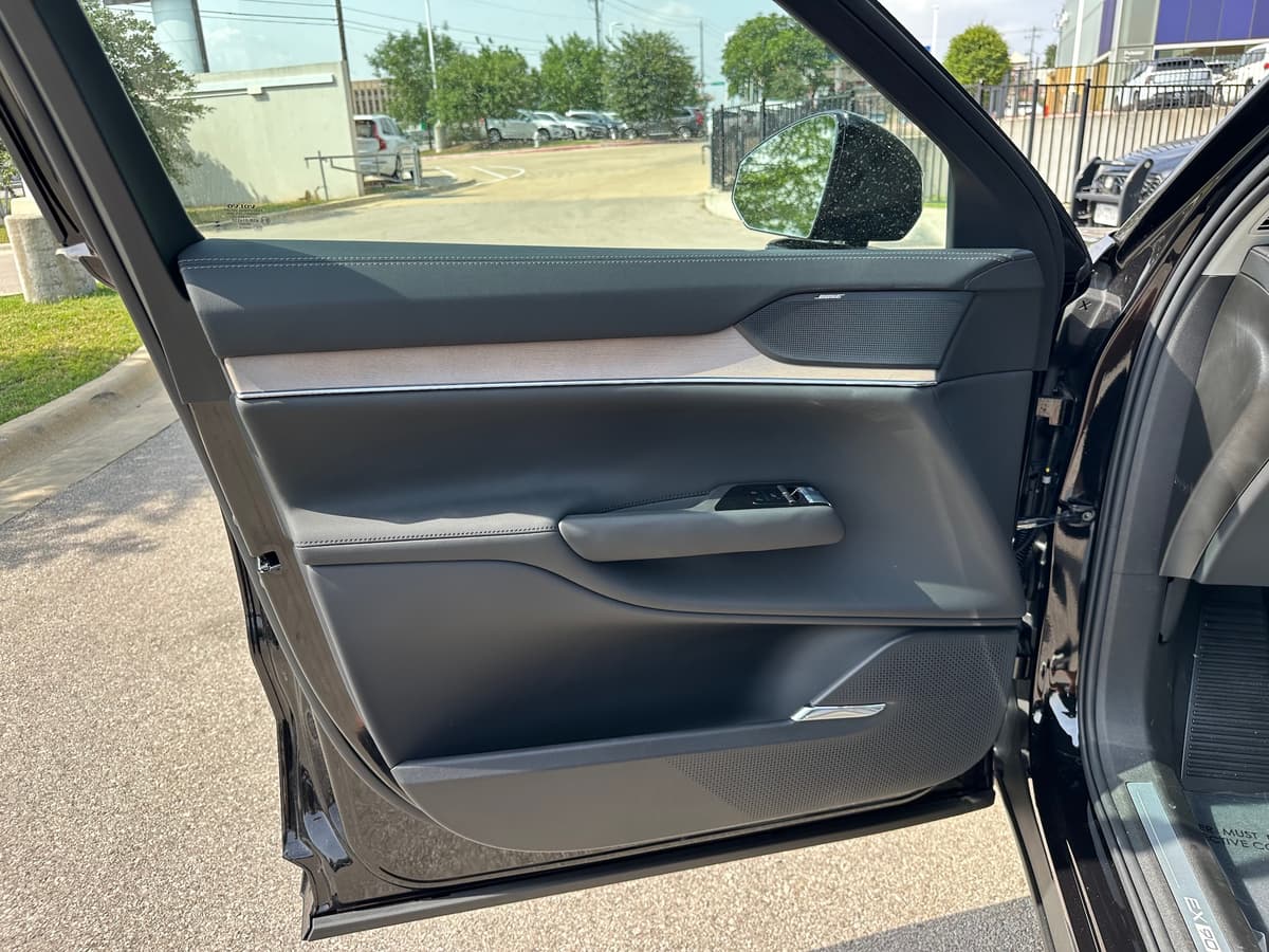 2025 Volvo EX90 - Image 16