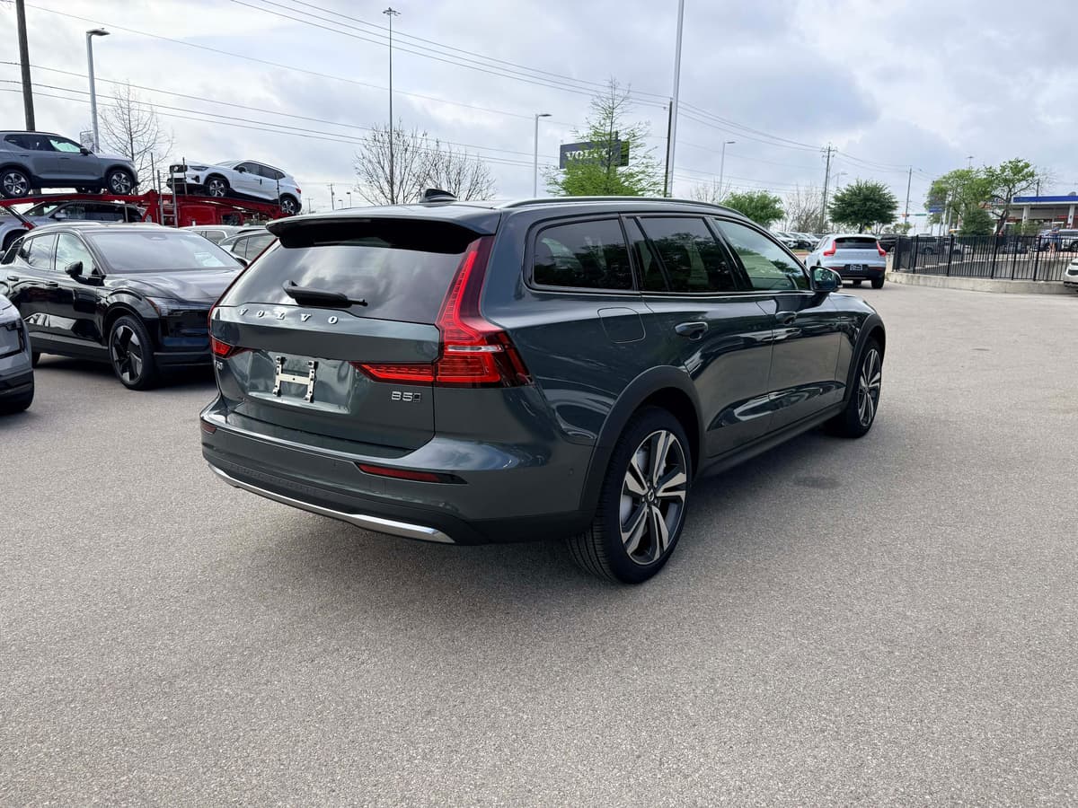 2026 Volvo V60 Cross Country - Image 6