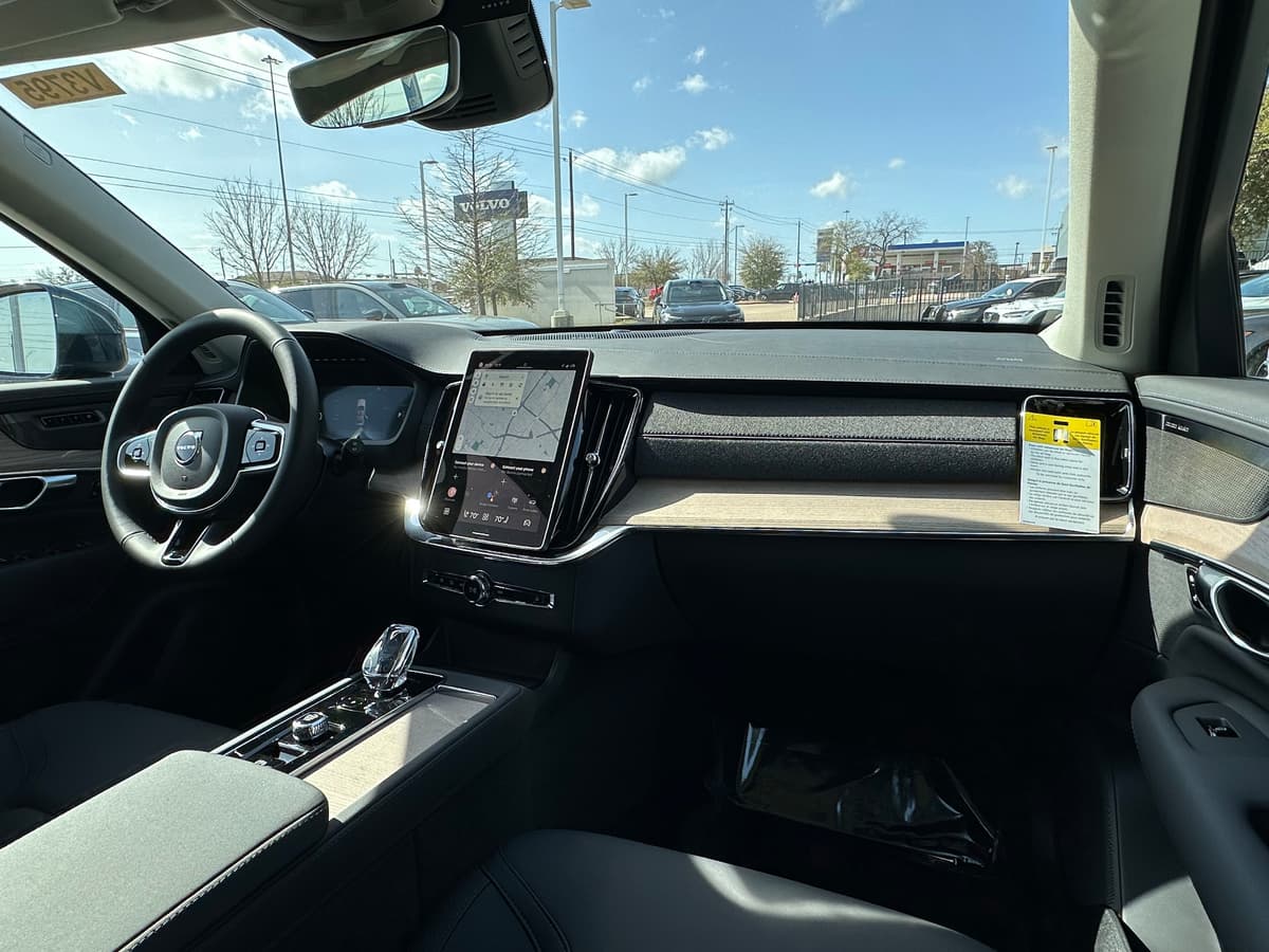 2025 Volvo XC90 plug-in hybrid - Image 11