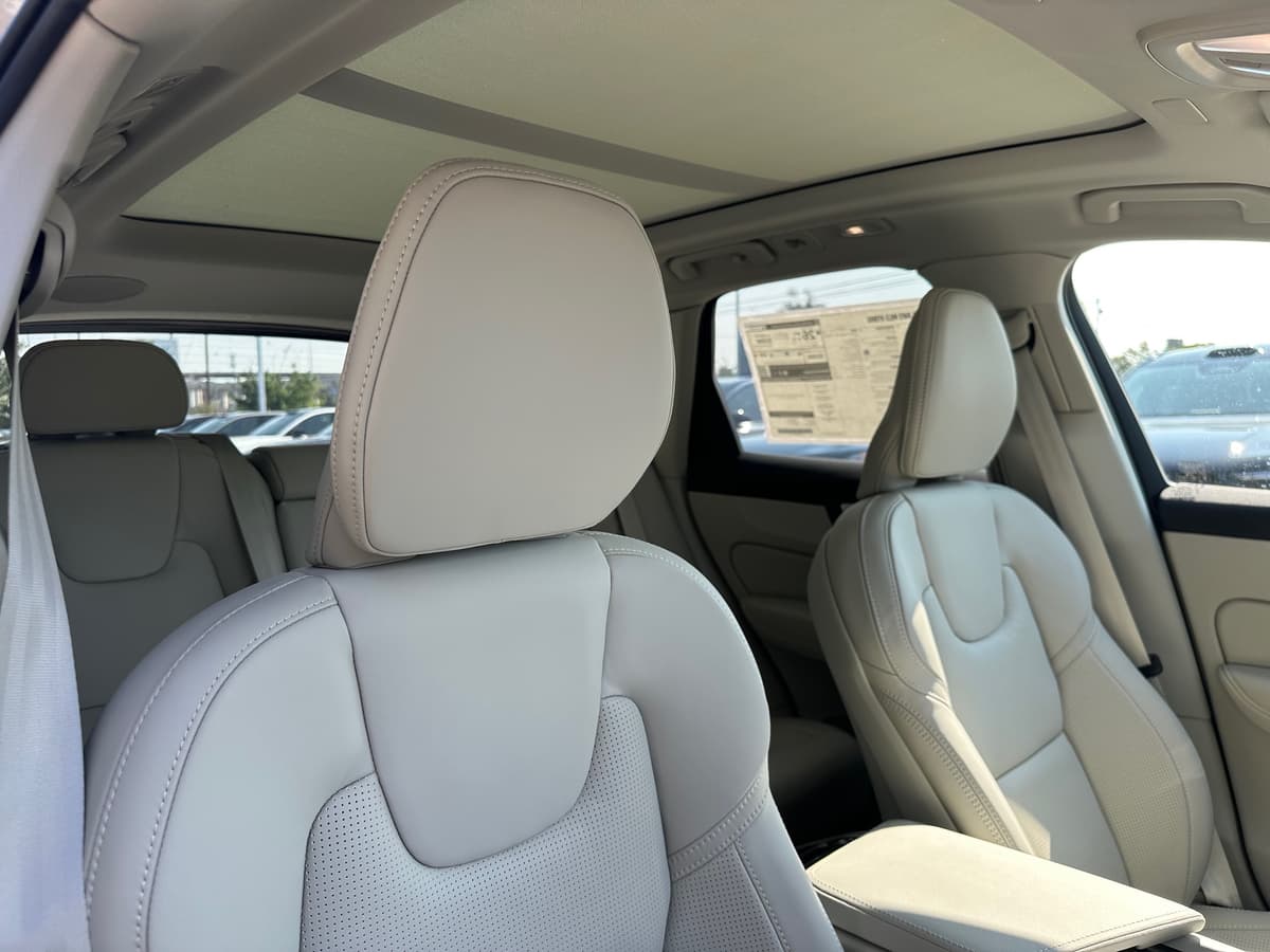 2026 Volvo XC60 - Image 9