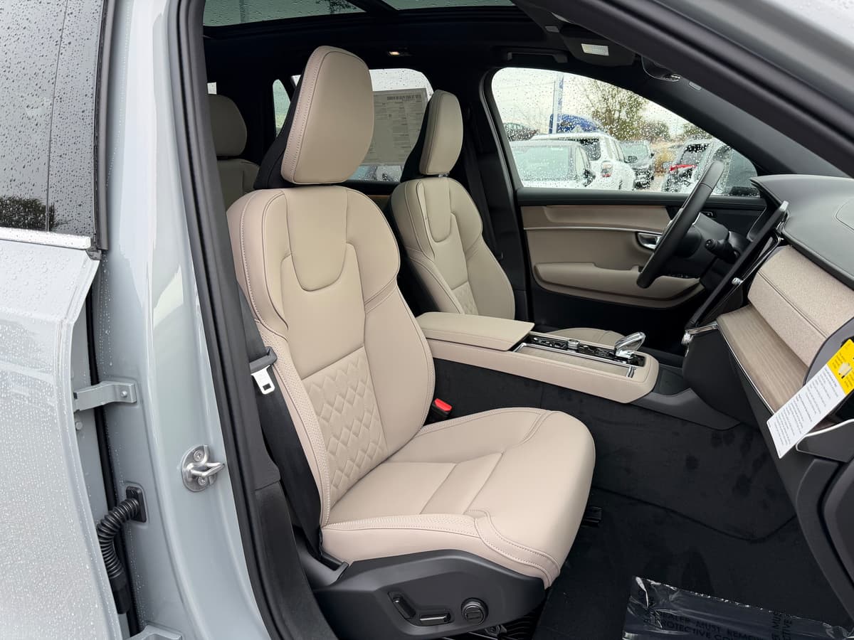 2026 Volvo XC90 plug-in hybrid - Image 8