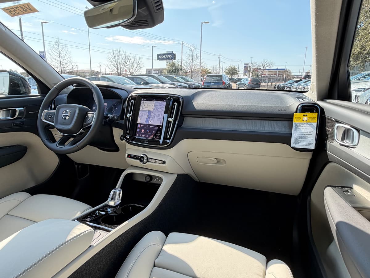 2026 Volvo XC40 - Image 10