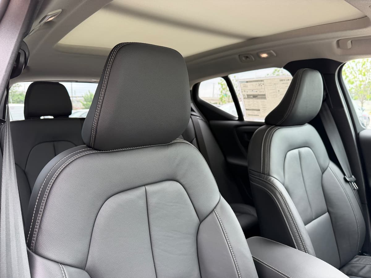 2026 Volvo XC40 - Image 8