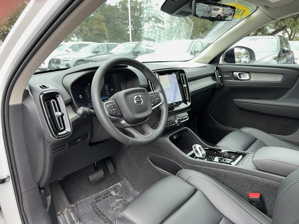 2024 Volvo XC40 - Image 13