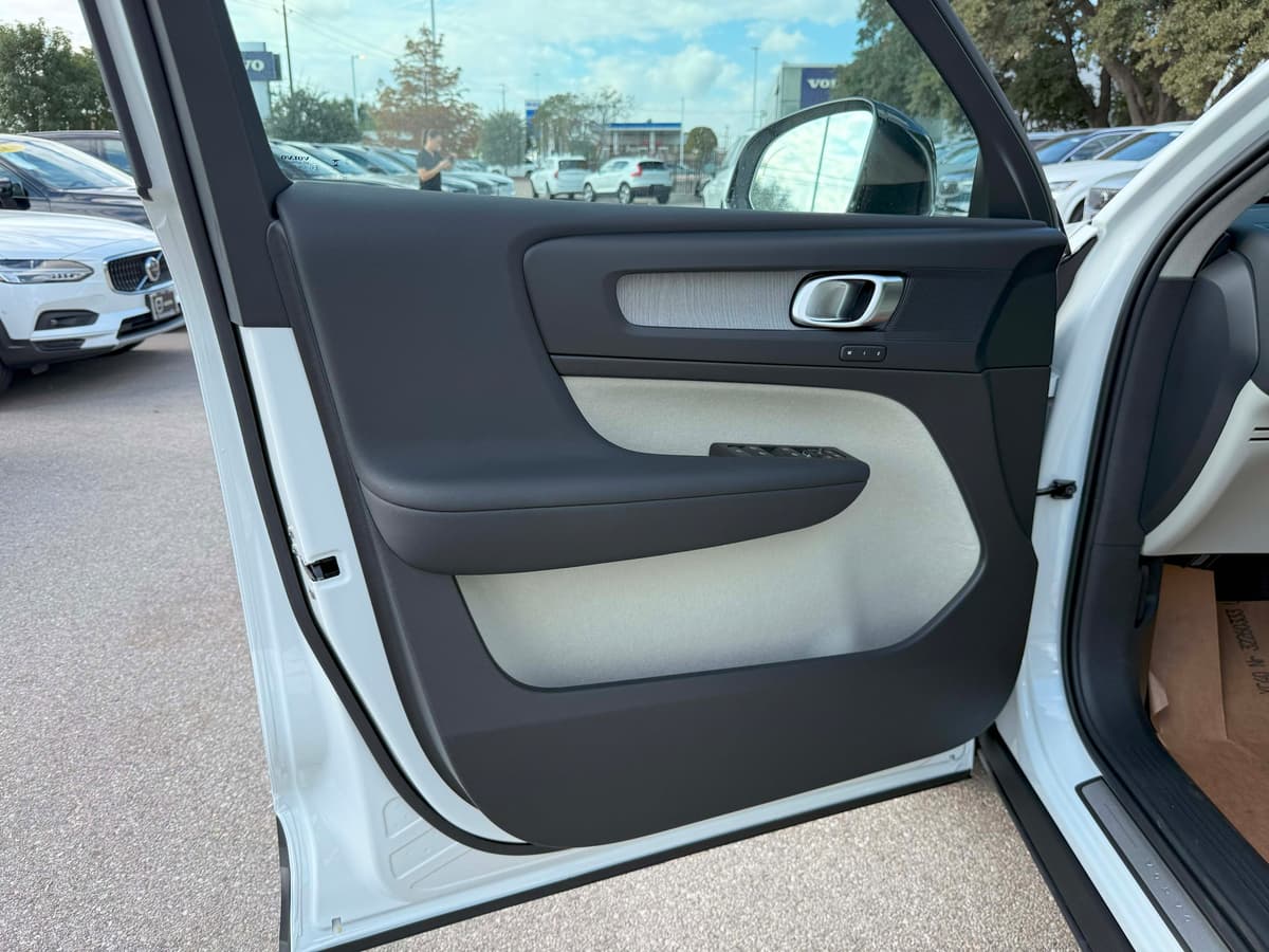 2026 Volvo XC40 - Image 11