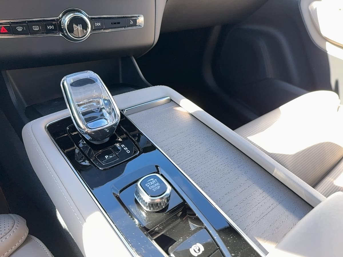 2026 Volvo XC90 plug-in hybrid - Image 24