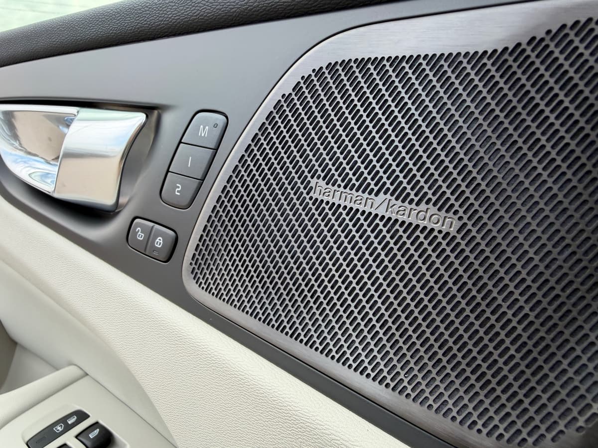 2026 Volvo XC60 plug-in hybrid - Image 18