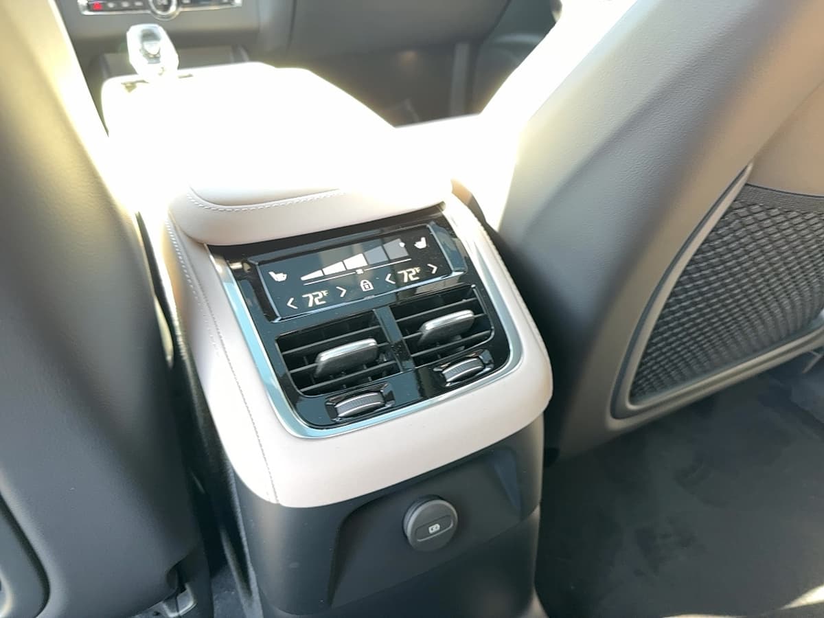 2026 Volvo XC90 plug-in hybrid - Image 17