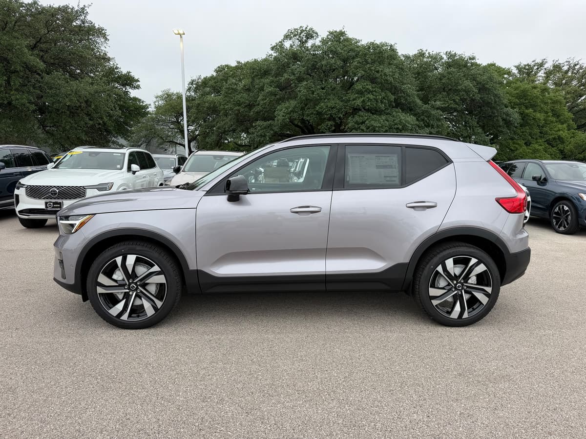 2026 Volvo XC40 - Image 2