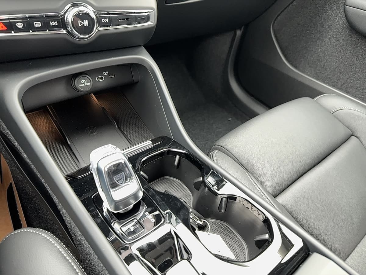 2025 Volvo XC40 - Image 22