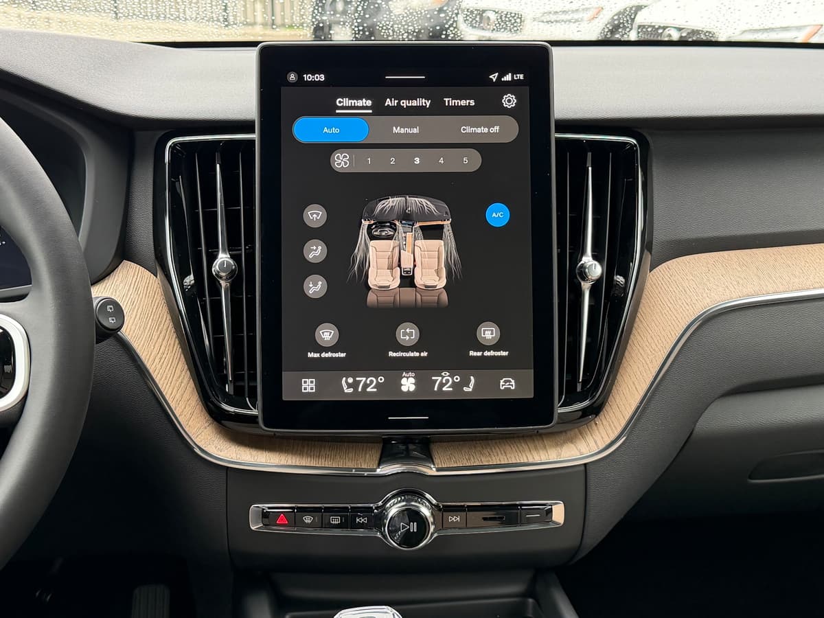 2026 Volvo XC60 plug-in hybrid - Image 12