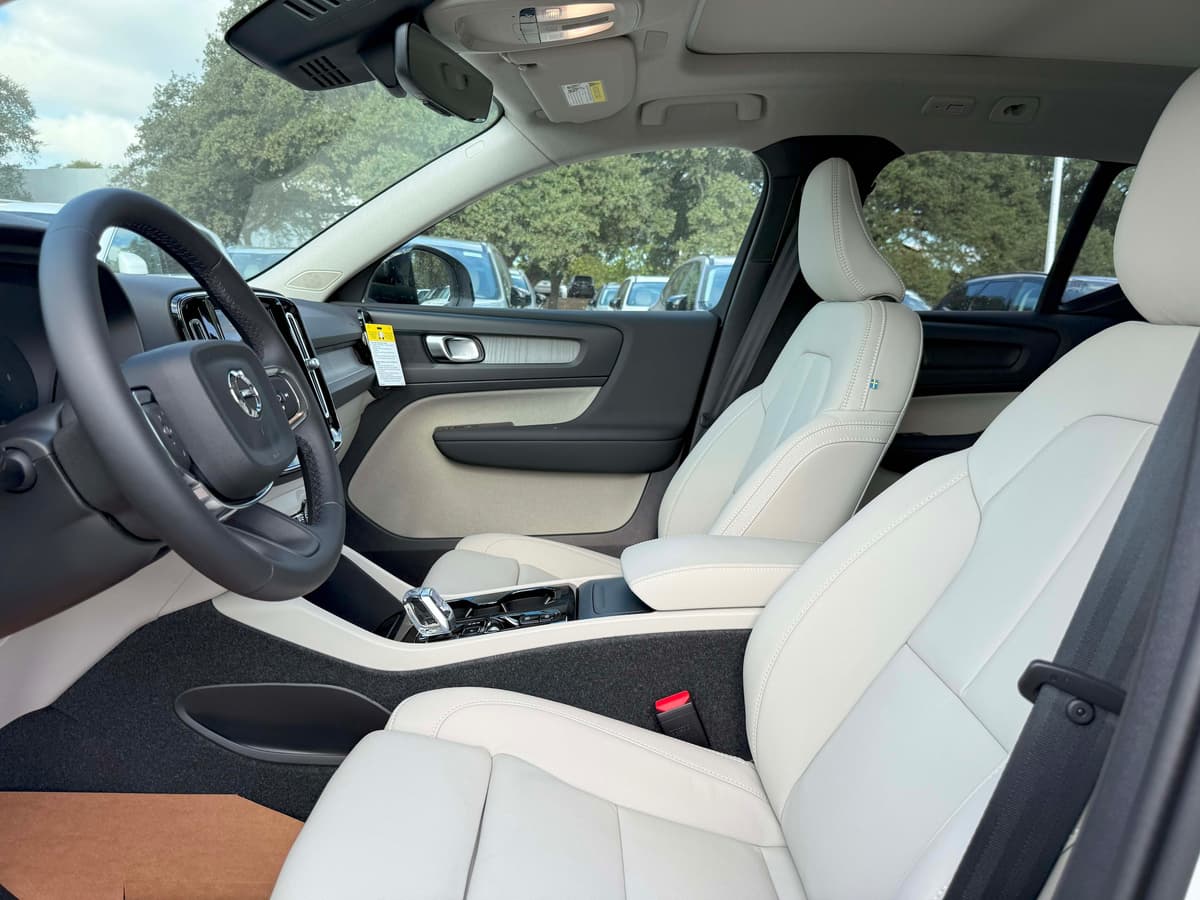 2026 Volvo XC40 - Image 13