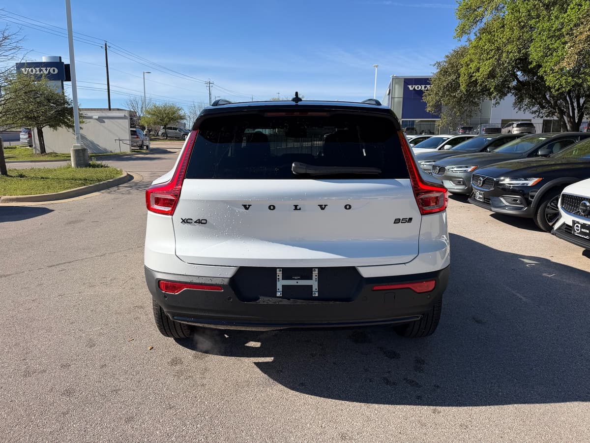 2026 Volvo XC40 - Image 5