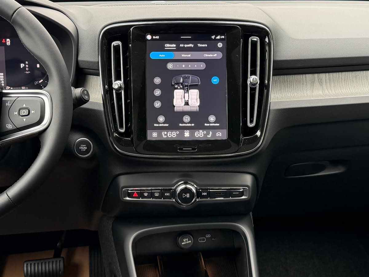 2026 Volvo XC40 - Image 11