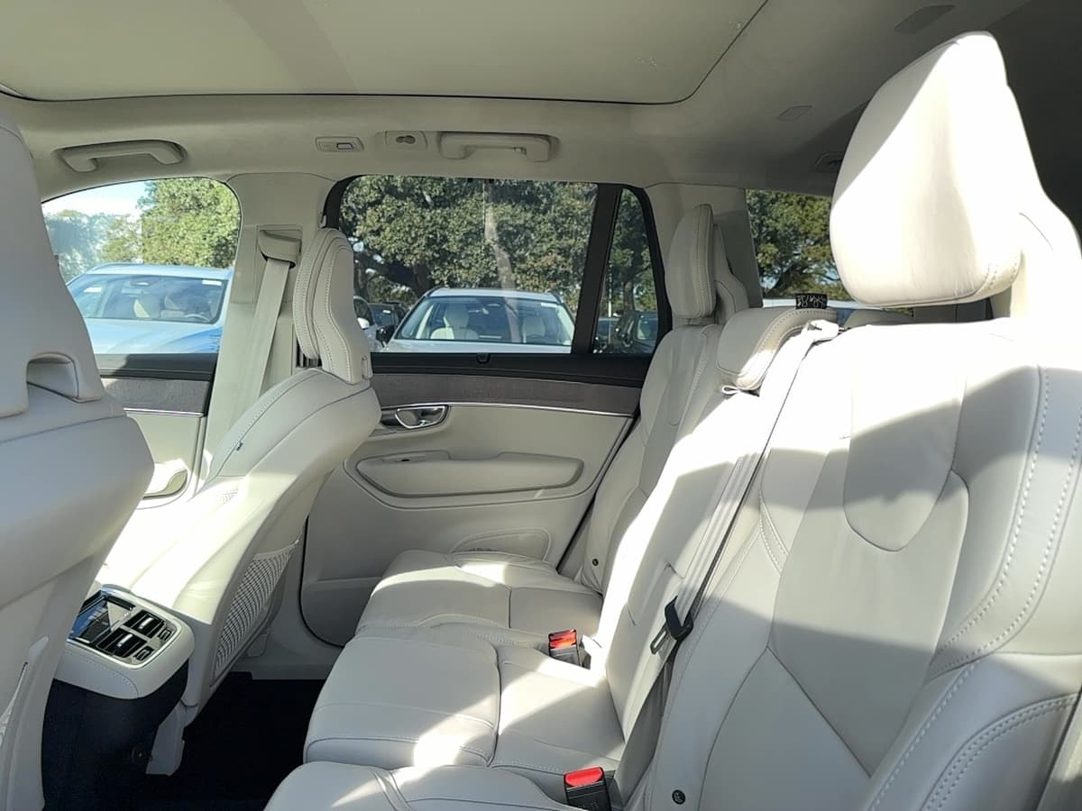 2026 Volvo XC90 - Image 13
