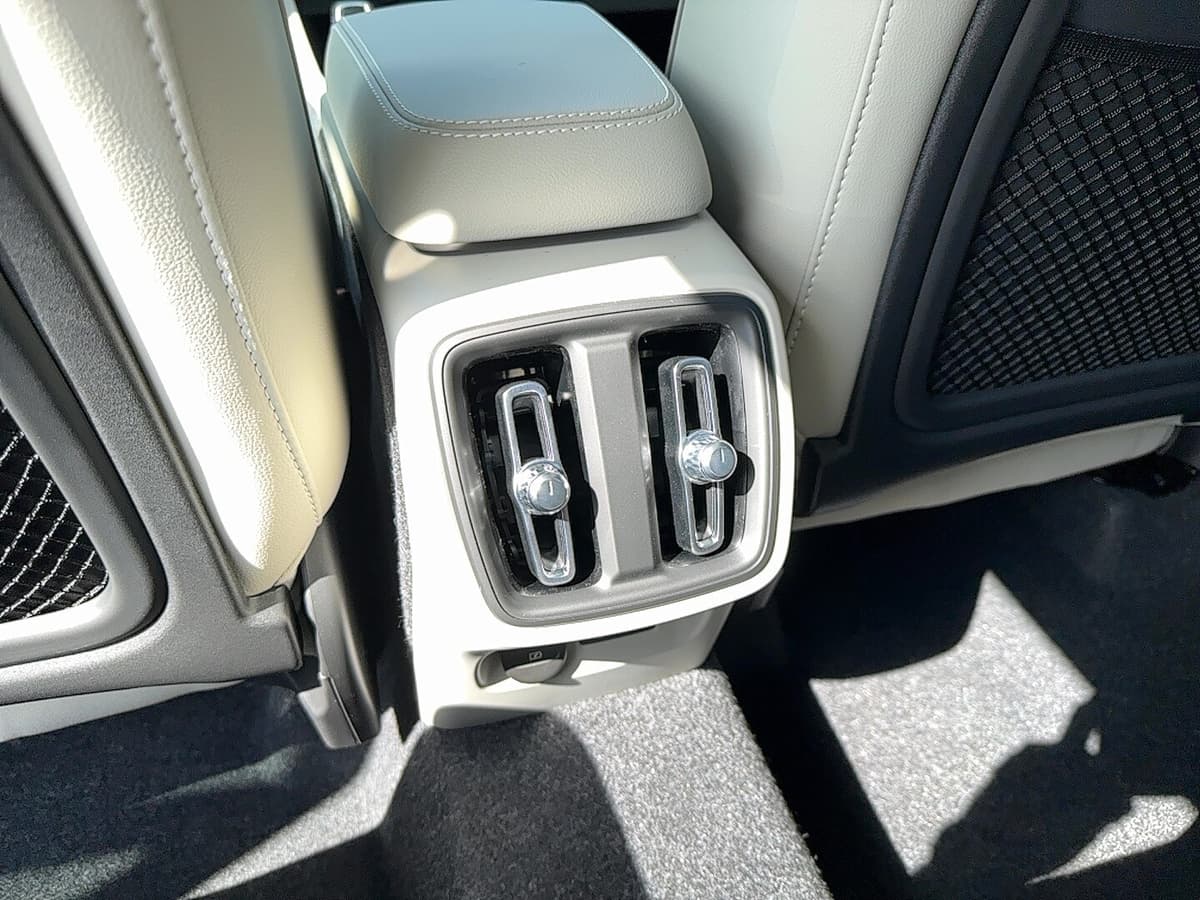 2026 Volvo XC40 - Image 17
