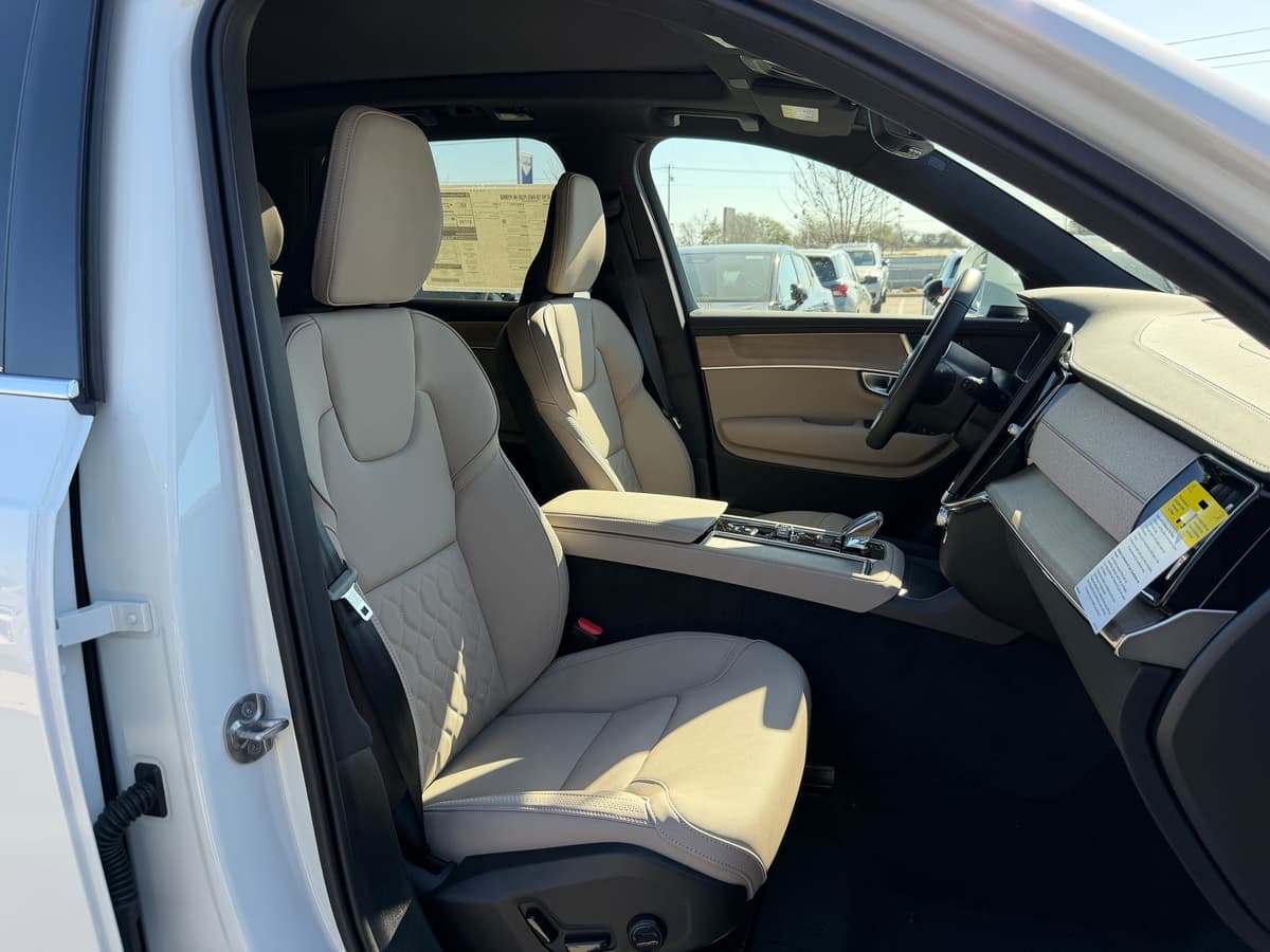 2026 Volvo XC90 plug-in hybrid - Image 8