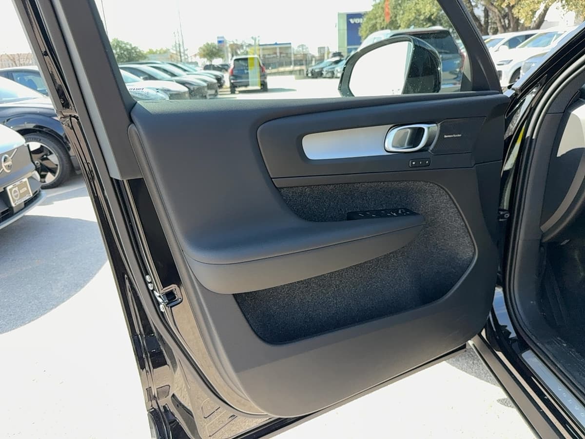 2026 Volvo XC40 - Image 9