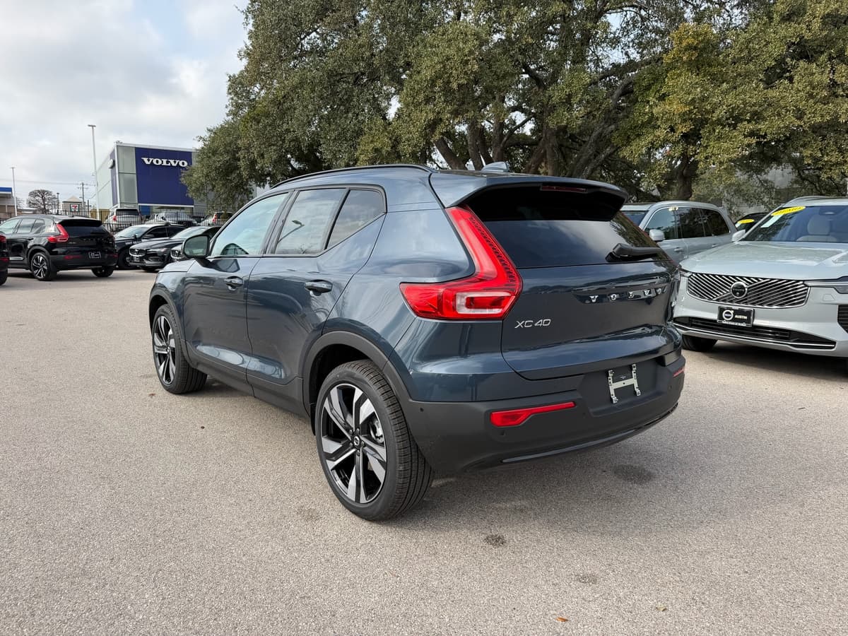 2026 Volvo XC40 - Image 4