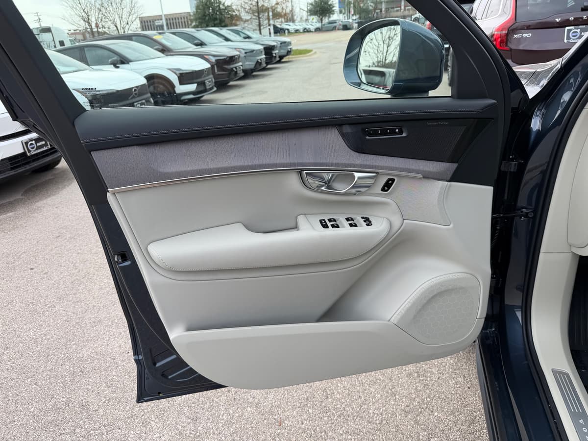 2026 Volvo XC90 - Image 17