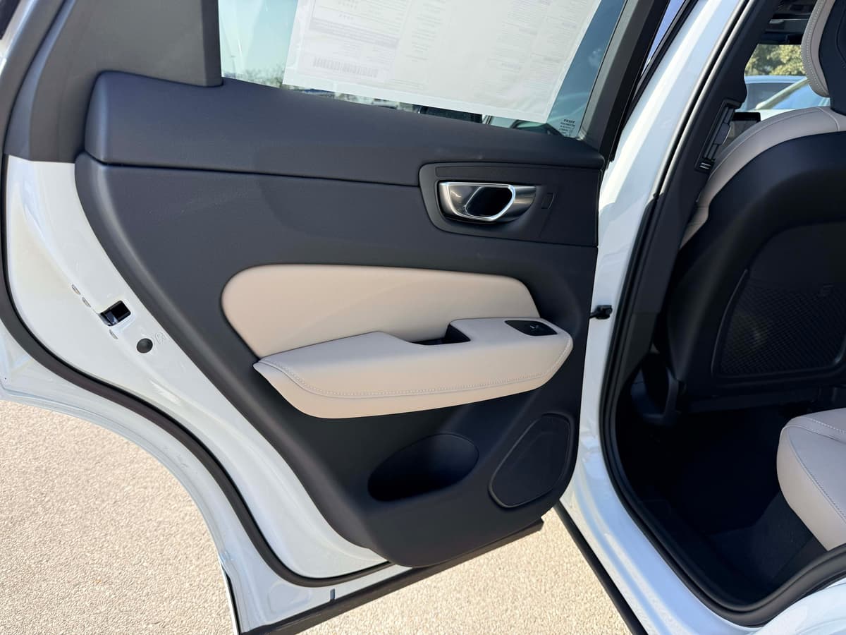 2026 Volvo XC60 - Image 14