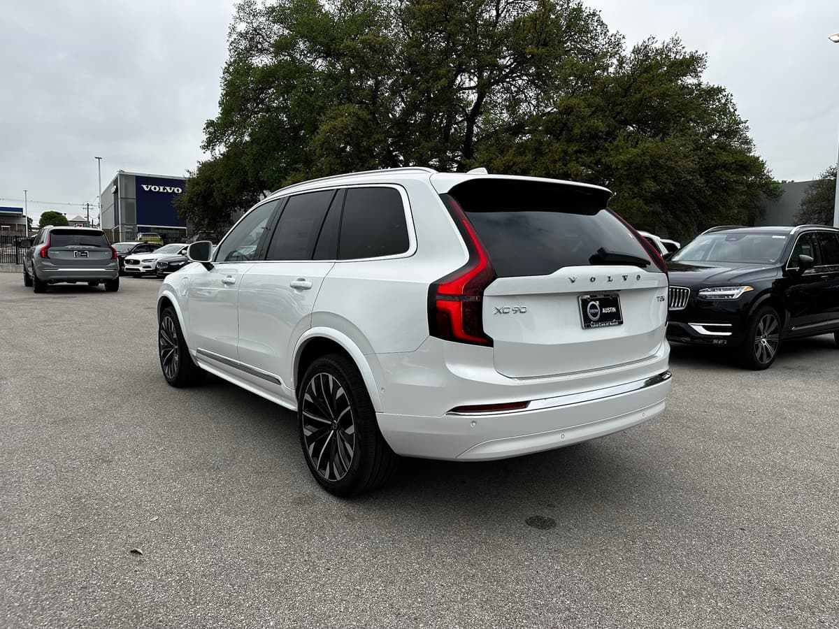 2025 Volvo XC90 plug-in hybrid - Image 4