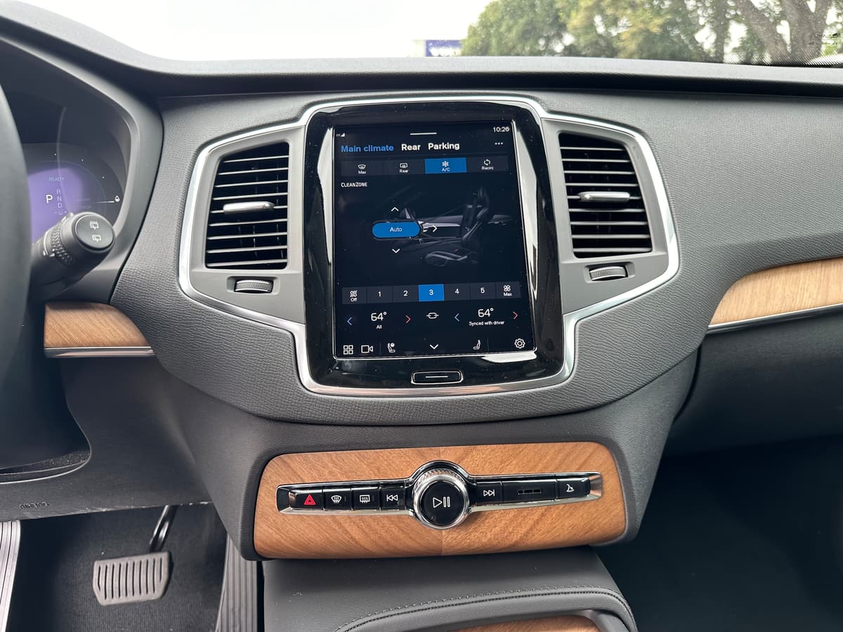 2025 Volvo XC90 plug-in hybrid - Image 11