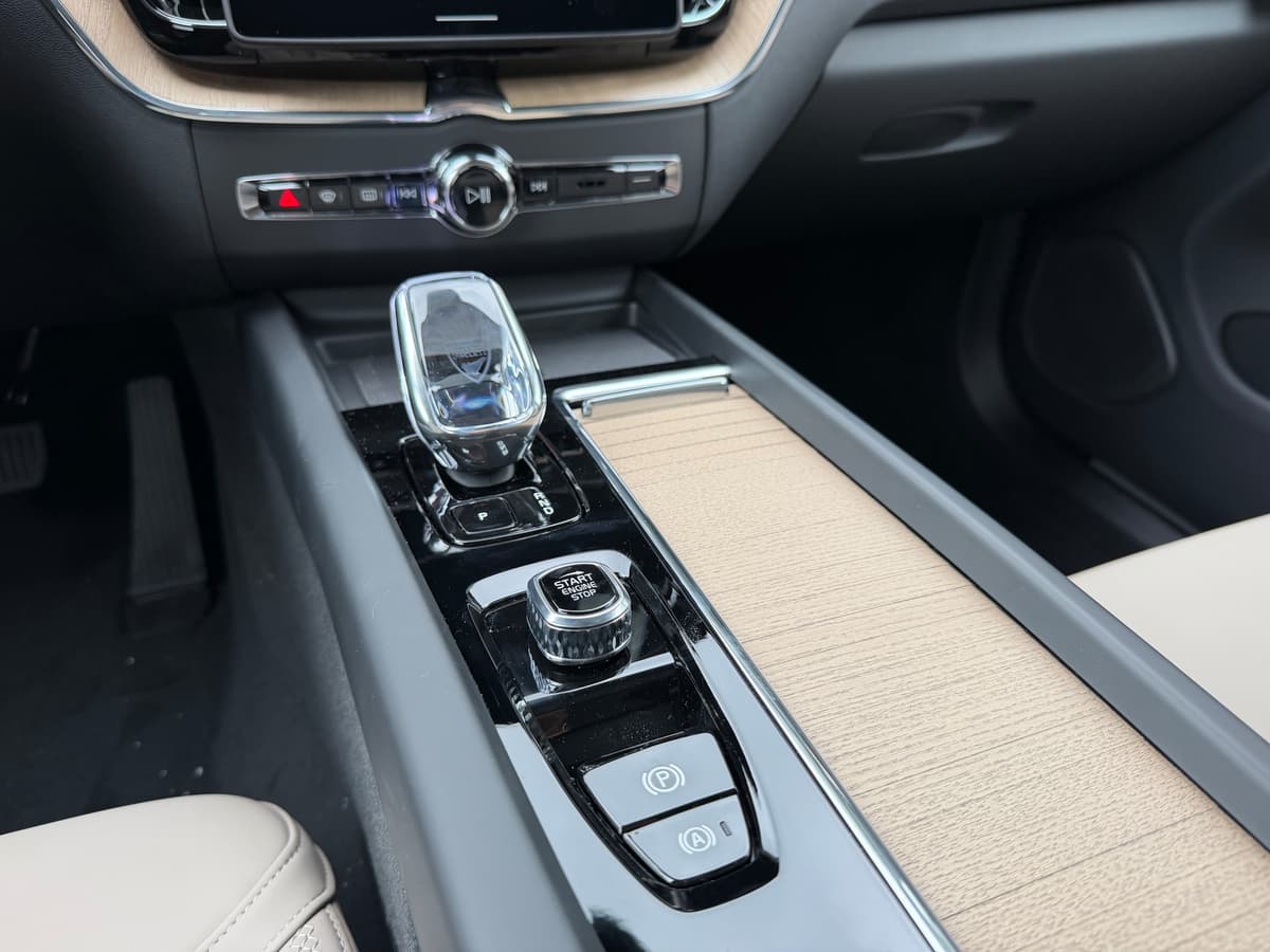 2026 Volvo XC60 - Image 13