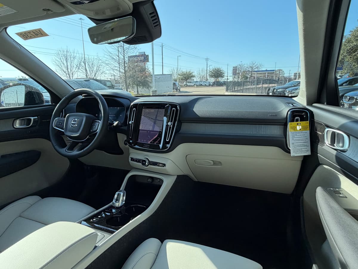 2026 Volvo XC40 - Image 10