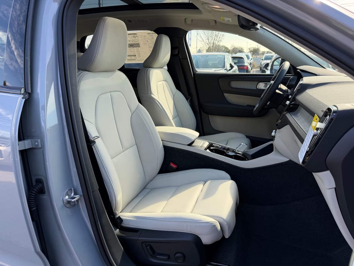 2026 Volvo XC40 - Image 8