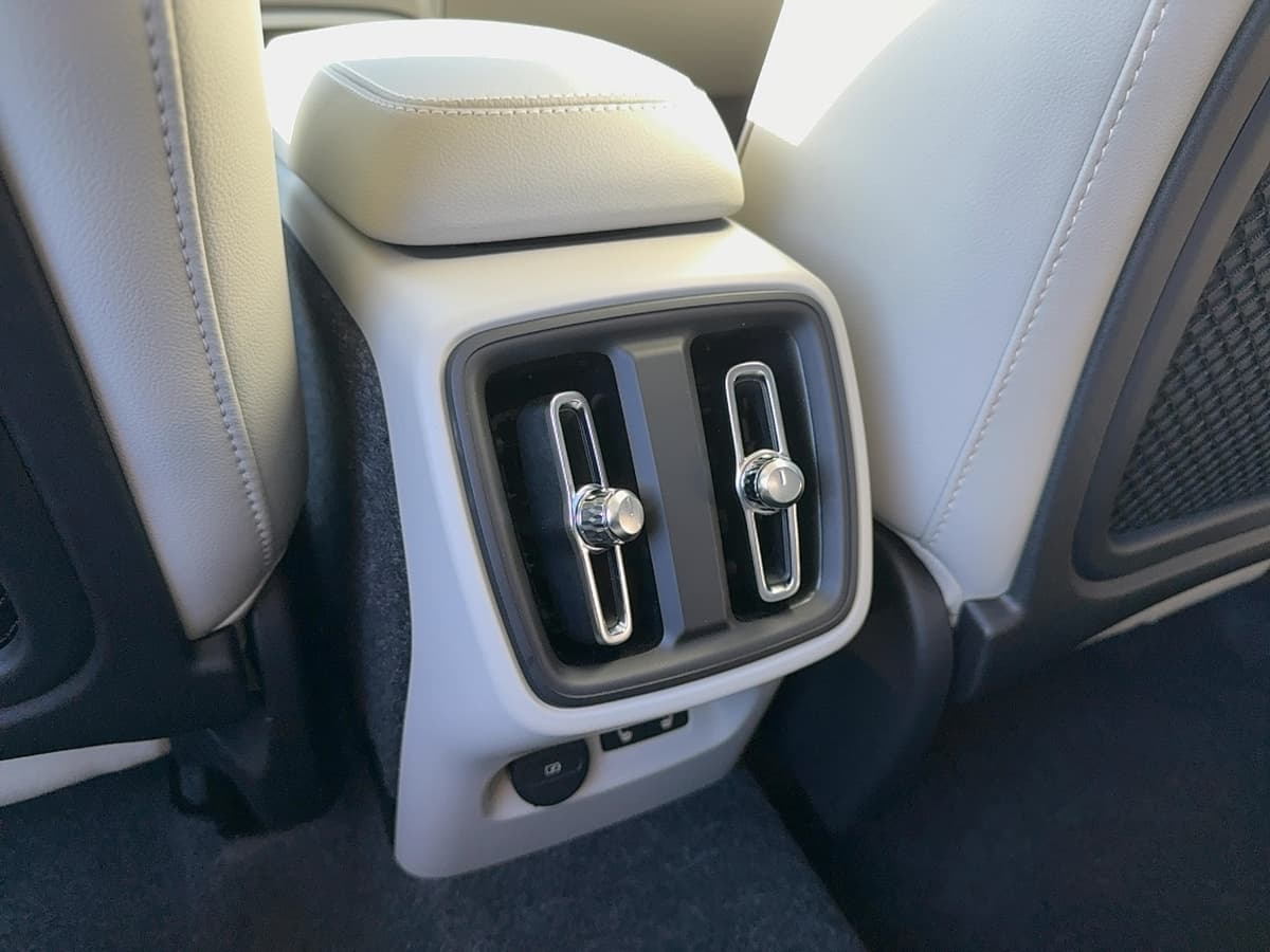2026 Volvo XC40 - Image 16