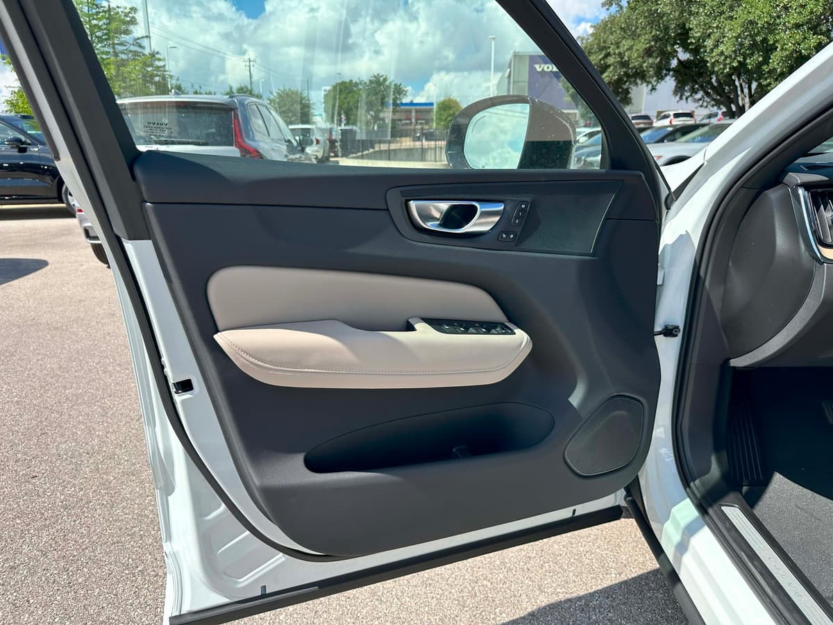 2026 Volvo XC60 - Image 9