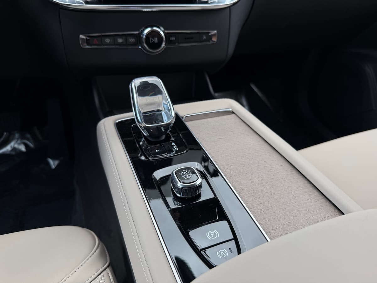 2026 Volvo XC90 plug-in hybrid - Image 14