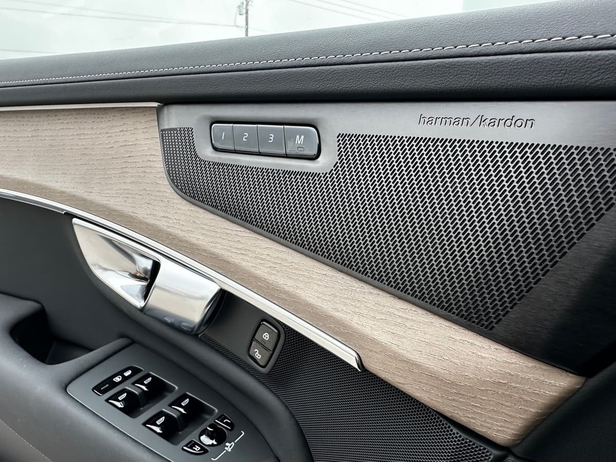 2025 Volvo XC90 plug-in hybrid - Image 17