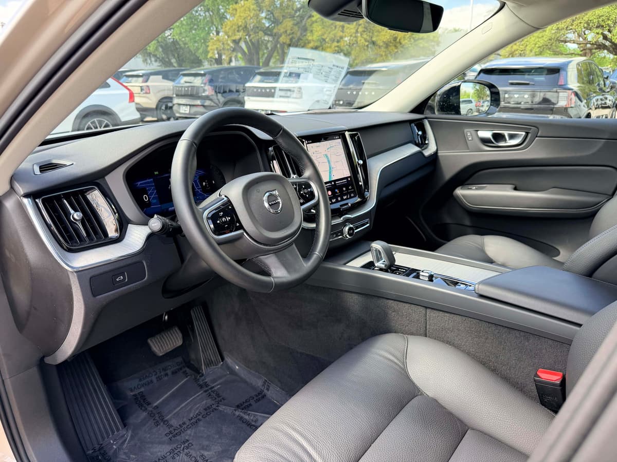 2025 Volvo XC60 - Image 11