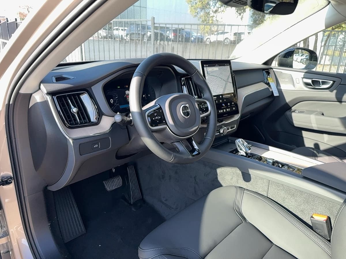 2026 Volvo XC60 - Image 12