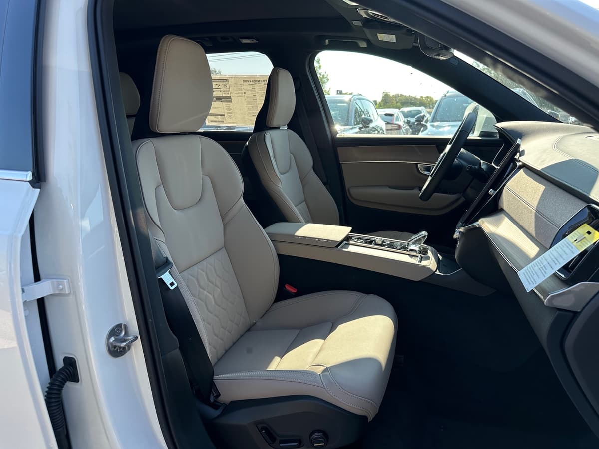 2026 Volvo XC90 plug-in hybrid - Image 8