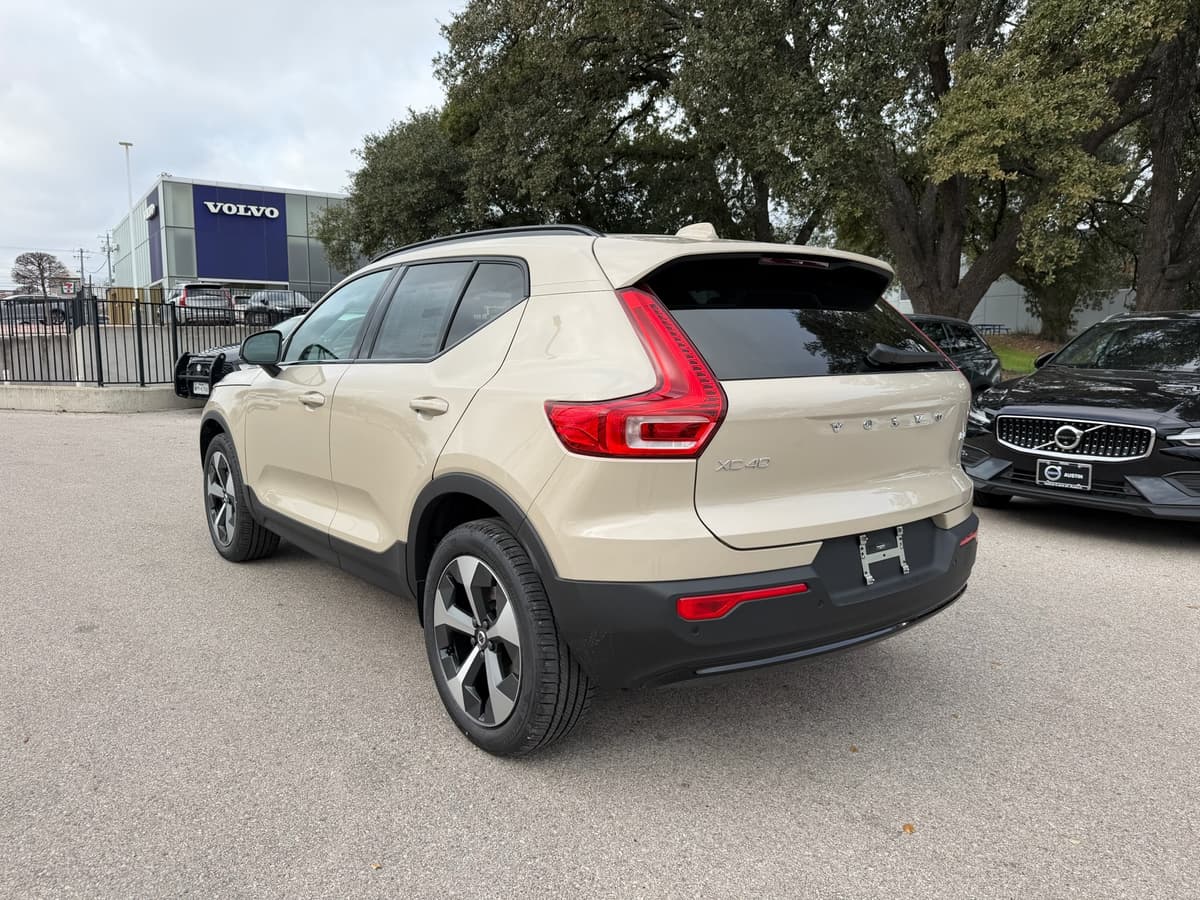 2026 Volvo XC40 - Image 4