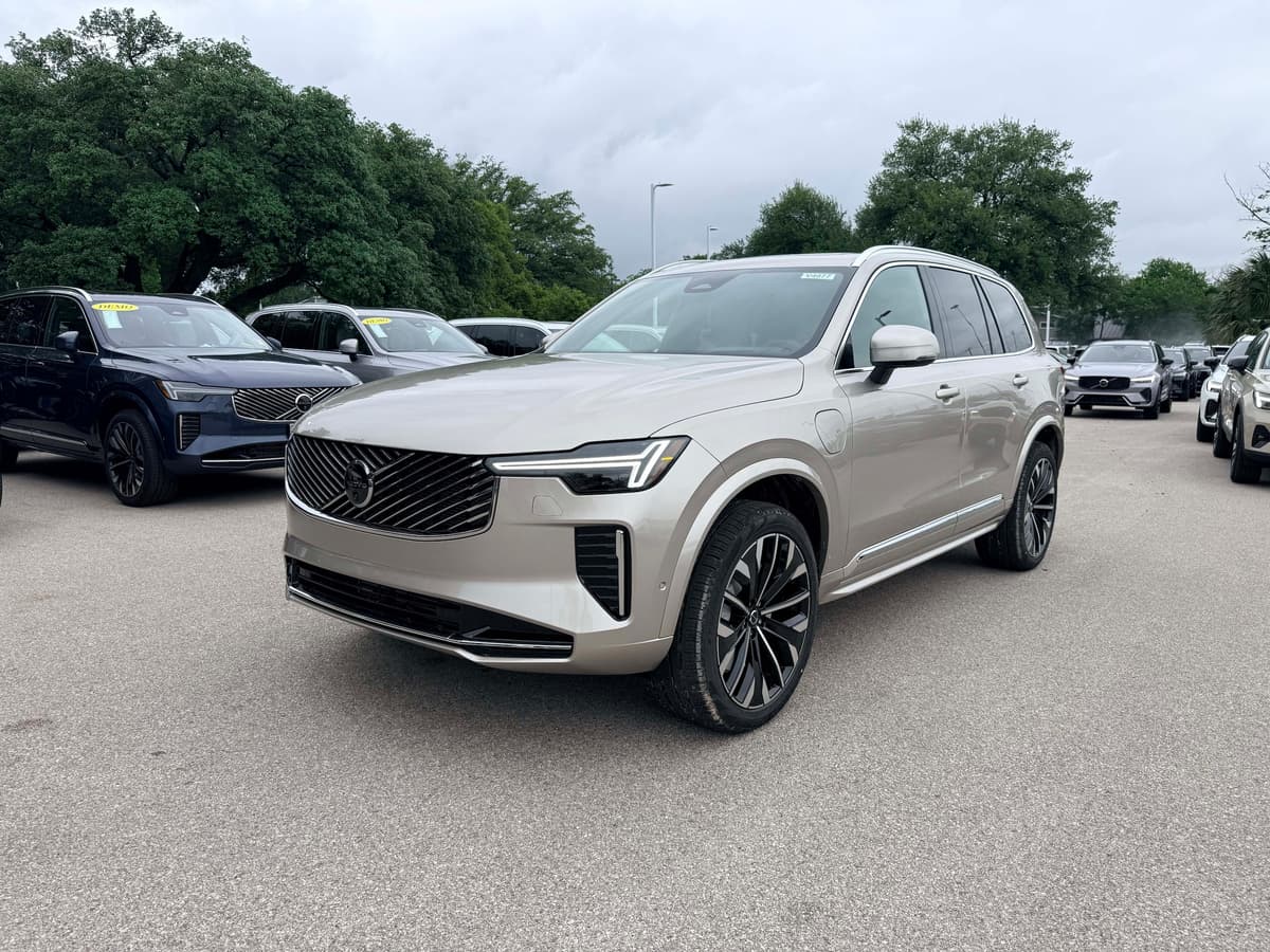 2026 Volvo XC90 plug-in hybrid - Image 2
