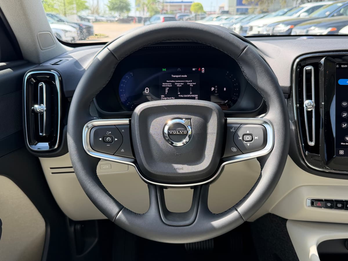 2026 Volvo XC40 - Image 14