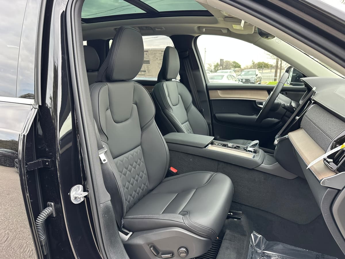 2025 Volvo XC90 plug-in hybrid - Image 8